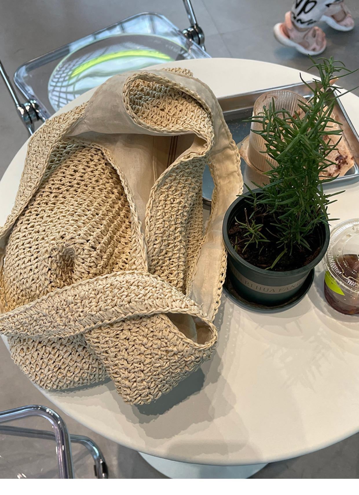Straw bag with zipper